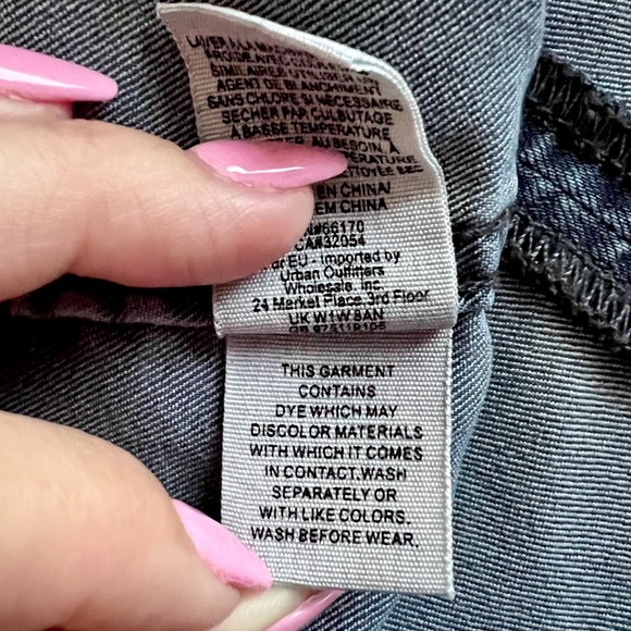 Free People Jean Skirt Size 4. Grey distressed denim. Stretchy and comfortable! - Picture 15 of 16